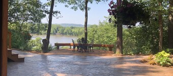 The Hager House - River View - Pet Friendly - Walk-out Basement Apartment