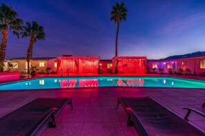 Una piscina al aire libre, cabañas de piscina (de pago)