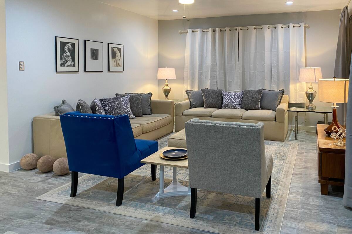 Bungalow Deluxe | Zona de estar | Smart TV de 40 pulgadas con canales por cable