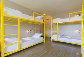 Female Dormitory with Shared Bathroom  | Cortinas opacas, wifi gratis, ropa de cama