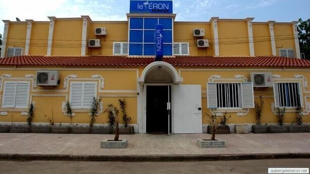 Un bâtiment sur lequel on peut lire l’inscription « LE TERON ».