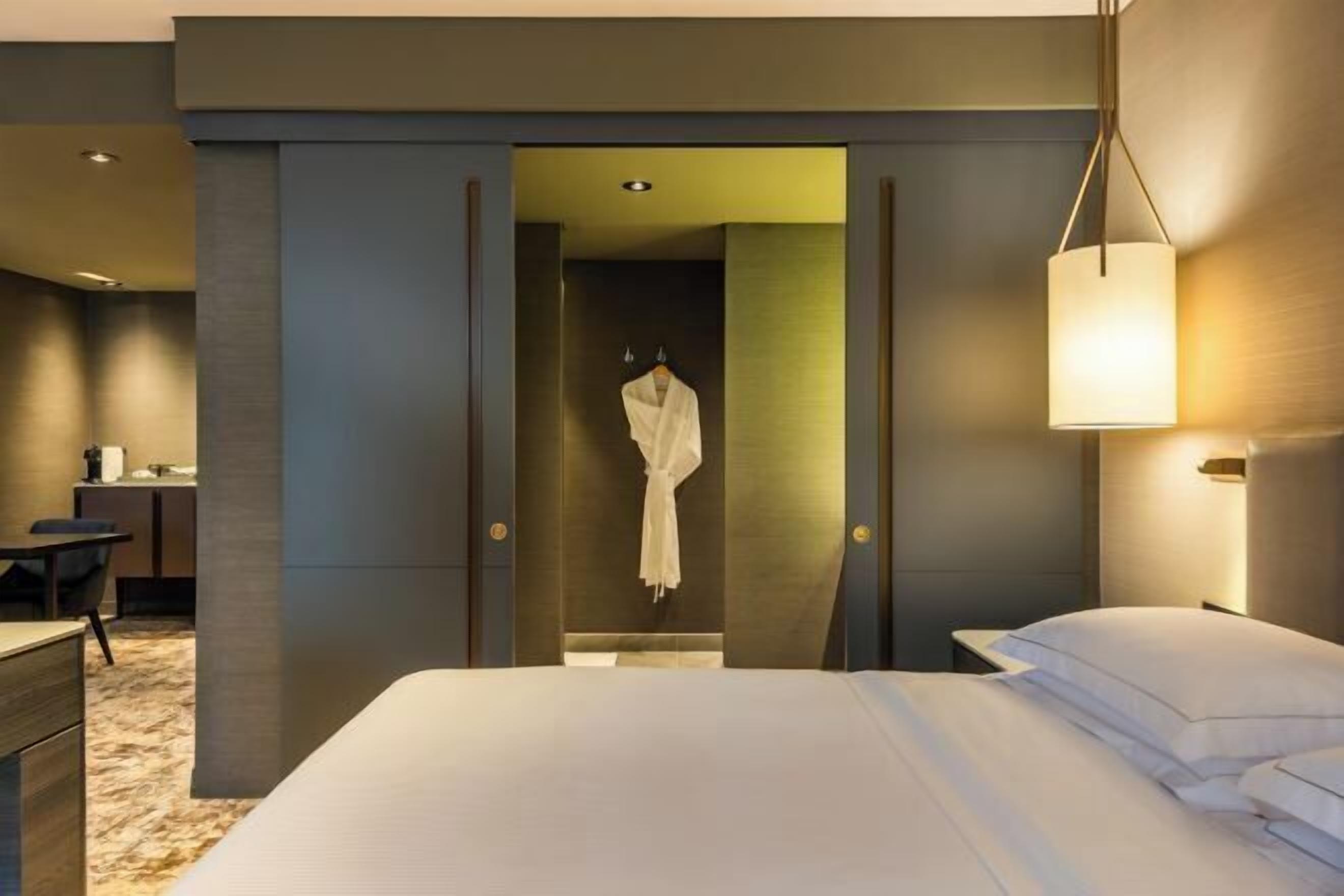 Premium bedding, in-room safe, desk, laptop workspace