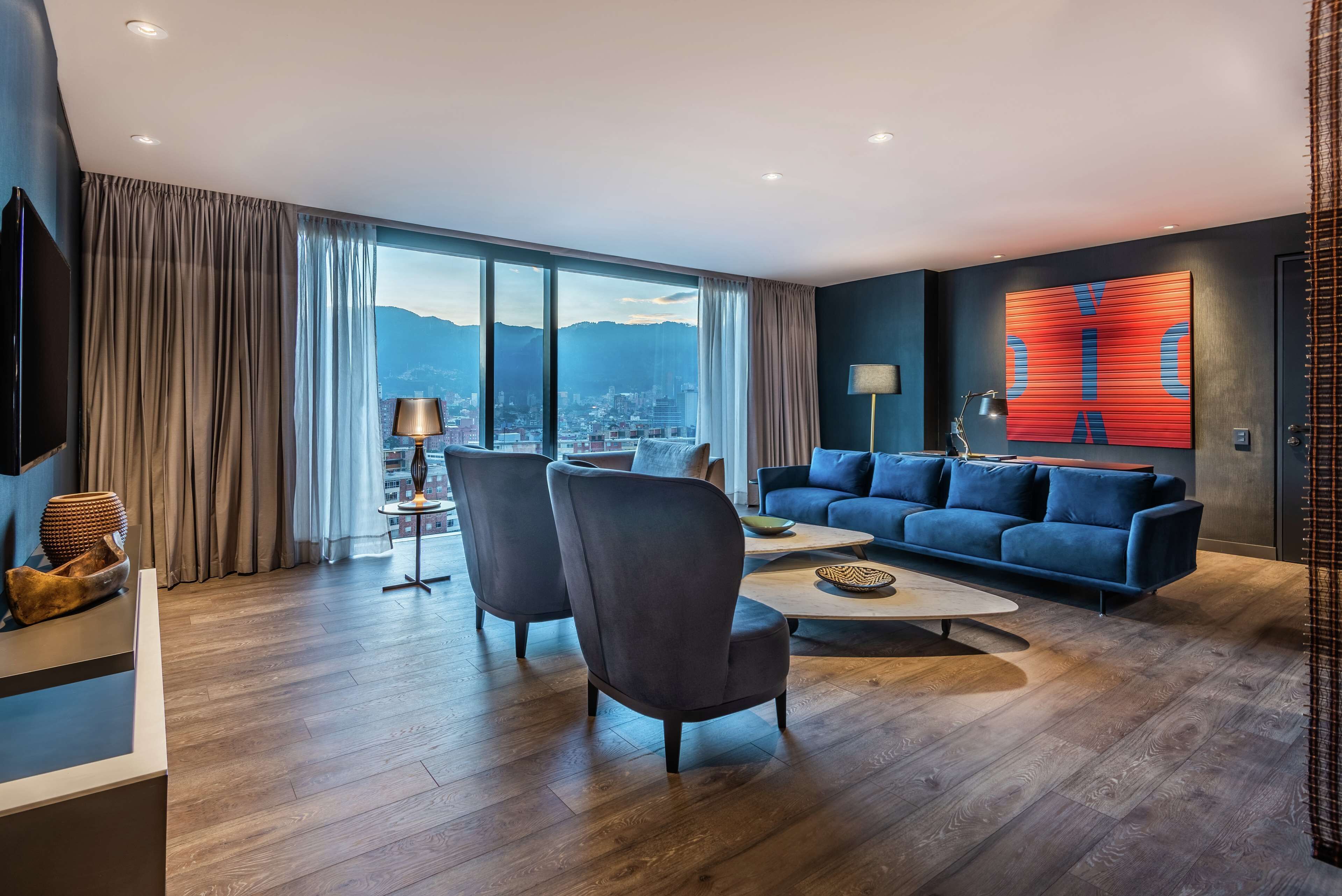 Ropa de cama de alta calidad y caja de seguridad en la habitación 