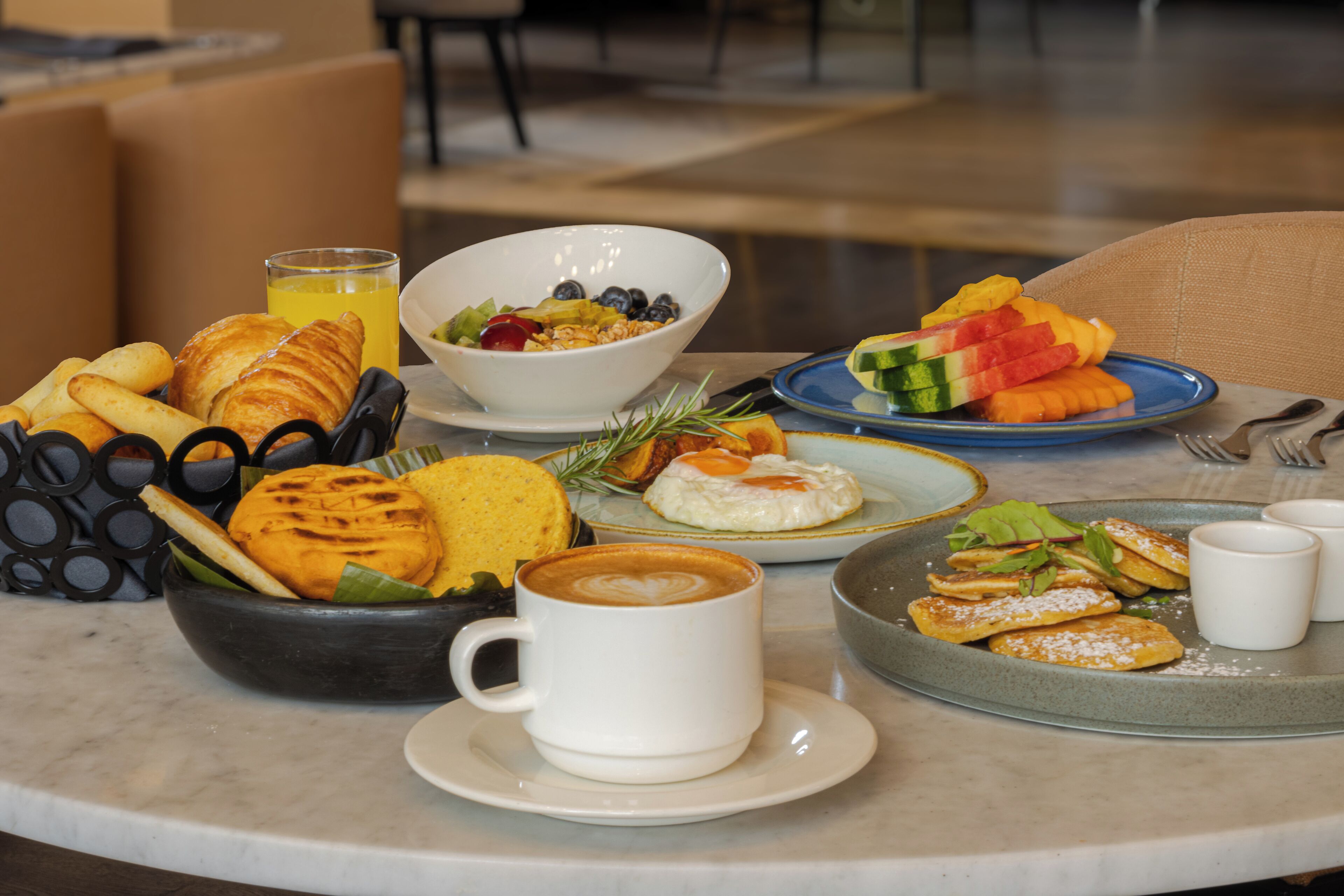 Se sirven desayunos, comidas, cenas y cocina local 