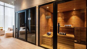 Un área de spa moderna con paneles de madera, una mesa de masaje y una sauna.
