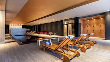 屋内プール、営業時間 11:00 ~ 19:00、サンラウンジャー
