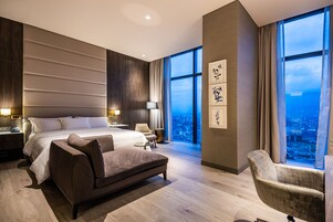 Premium bedding, in-room safe, desk, laptop workspace