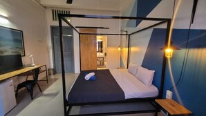 Una habitación moderna con cama, escritorio y silla.