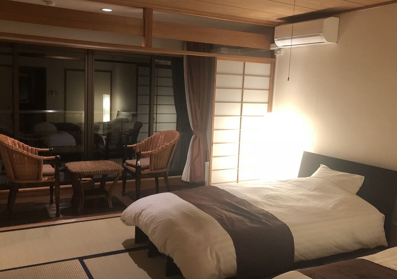 Premium bedding, down comforters, in-room safe, soundproofing