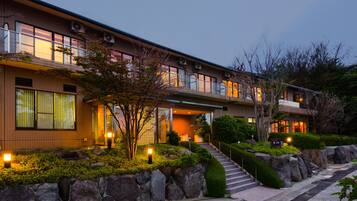 Fachada de la propiedad por la tarde o noche