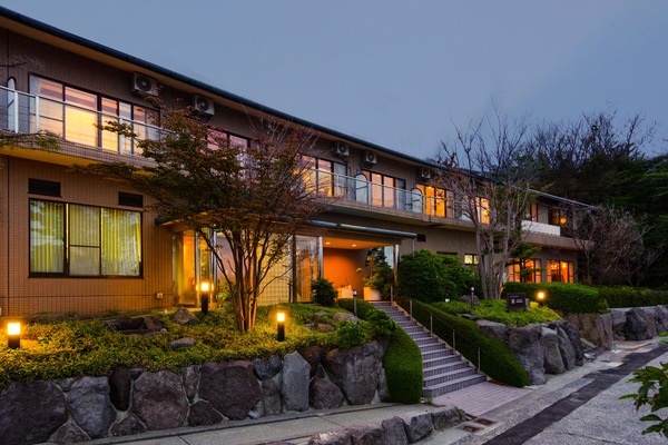Bagian depan properti - sore/malam