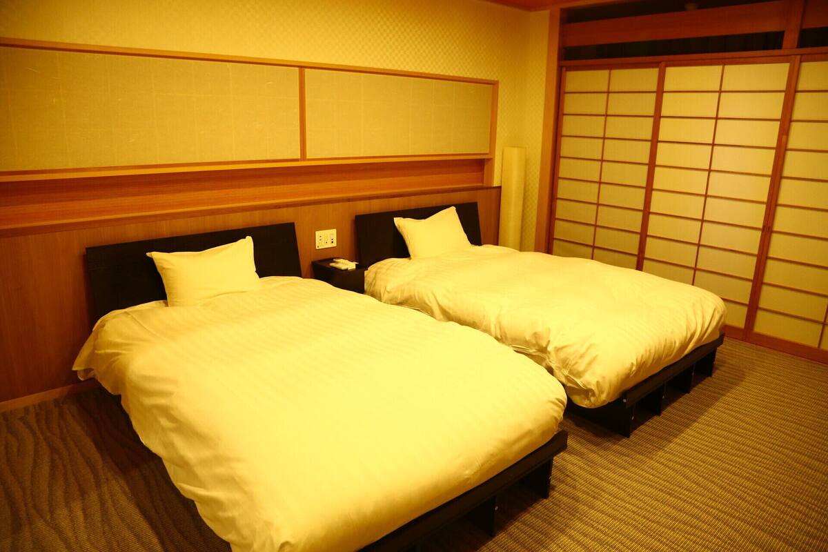Phòng 2 giường đơn truyền thống (Japanese Style) | Bộ đồ giường cao cấp, chăn bông, két bảo mật tại phòng 