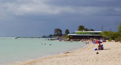 COMBATE BEACH! SERENITY! PENTHOUSE WITH ROOF TERRACE! NEAR ALL BEACHES!