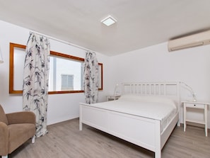 2 bedrooms, iron/ironing board, travel cot, free WiFi