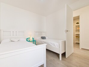 2 habitaciones, tabla de planchar con plancha y cuna de viaje 