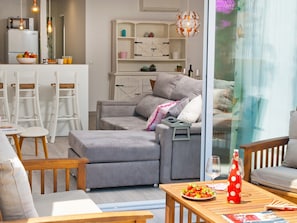 TV, books - Brand new apartment for 4 with garden, WIFI, AACC and next to Alcudia beach (Port d´Alcudia)