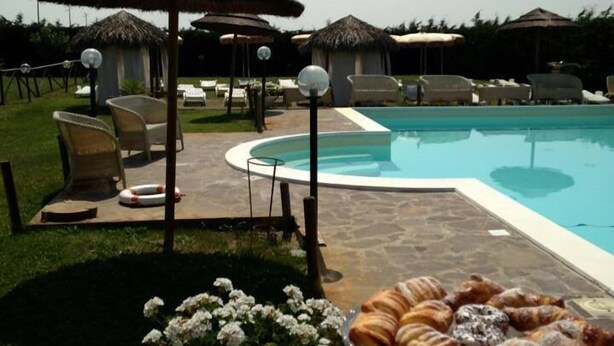 Outdoor pool - Hotel La Tortiola (Vigarano Mainarda)