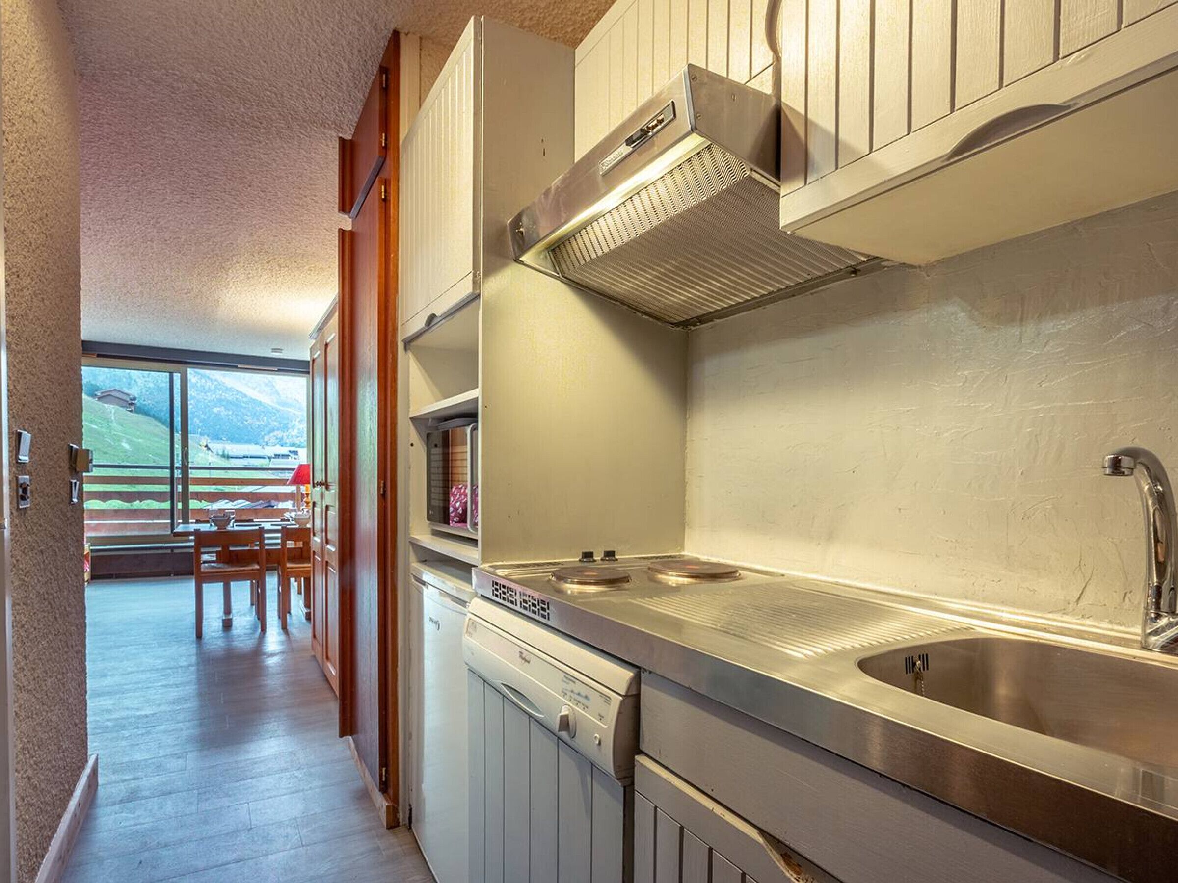 Kühlschrank, Mikrowelle, Herdplatte, Geschirrspüler