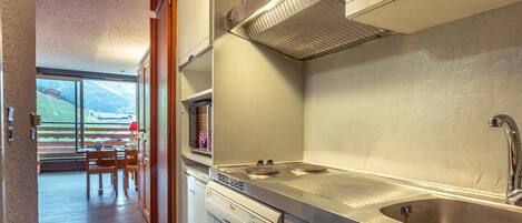 Réfrigérateur, micro-ondes, plaque de cuisson, lave-vaisselle