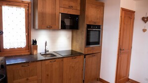 Coffee/tea maker, fridge, microwave, oven - Charming 3-room apartment in Méribel, near slopes and shops (Méribel)