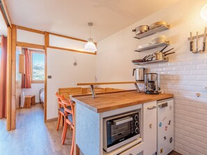 Fridge, microwave, oven, stovetop - Charming 1-BR Apt in Les Coches - Sleeps 4, Near Slopes (La Plagne)