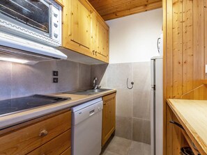 Kylskåp, mikrovågsugn, spishäll och diskmaskin