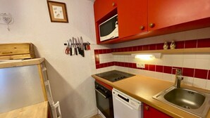 Coffee/tea maker, fridge, microwave, oven - 43m² Apartment in Plagne 1800, pets allowed, parking included (La Plagne 1800)