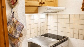 A kitchen with a Bosch dishwasher, a stainless steel sink, and a wooden cabinet. - Charming studio in Laitelet, ski-in/ski-out, near shops (Les Allues-Méribel)