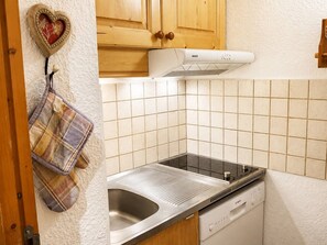 A kitchen with a Bosch dishwasher, a stainless steel sink, and a wooden cabinet. - Charming studio in Laitelet, ski-in/ski-out, near shops (Les Allues-Méribel)