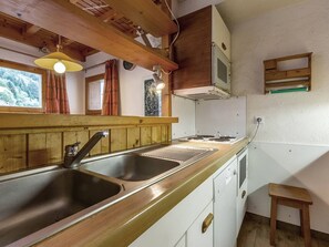 Réfrigérateur, four à micro-ondes, un four, surface de cuisson