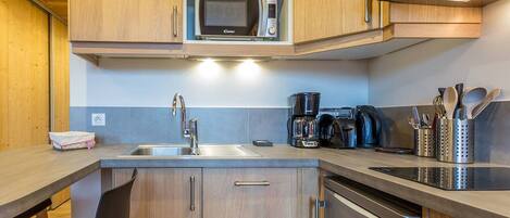 Kühlschrank, Mikrowelle, Herdplatte, Geschirrspüler