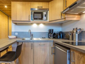 Fridge, microwave, stovetop, dishwasher - Renovated apartment in Méribel, close to slopes (Méribel)