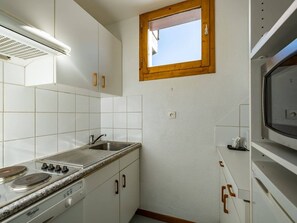 Køleskab, mikrobølgeovn, kogeplade, opvaskemaskine