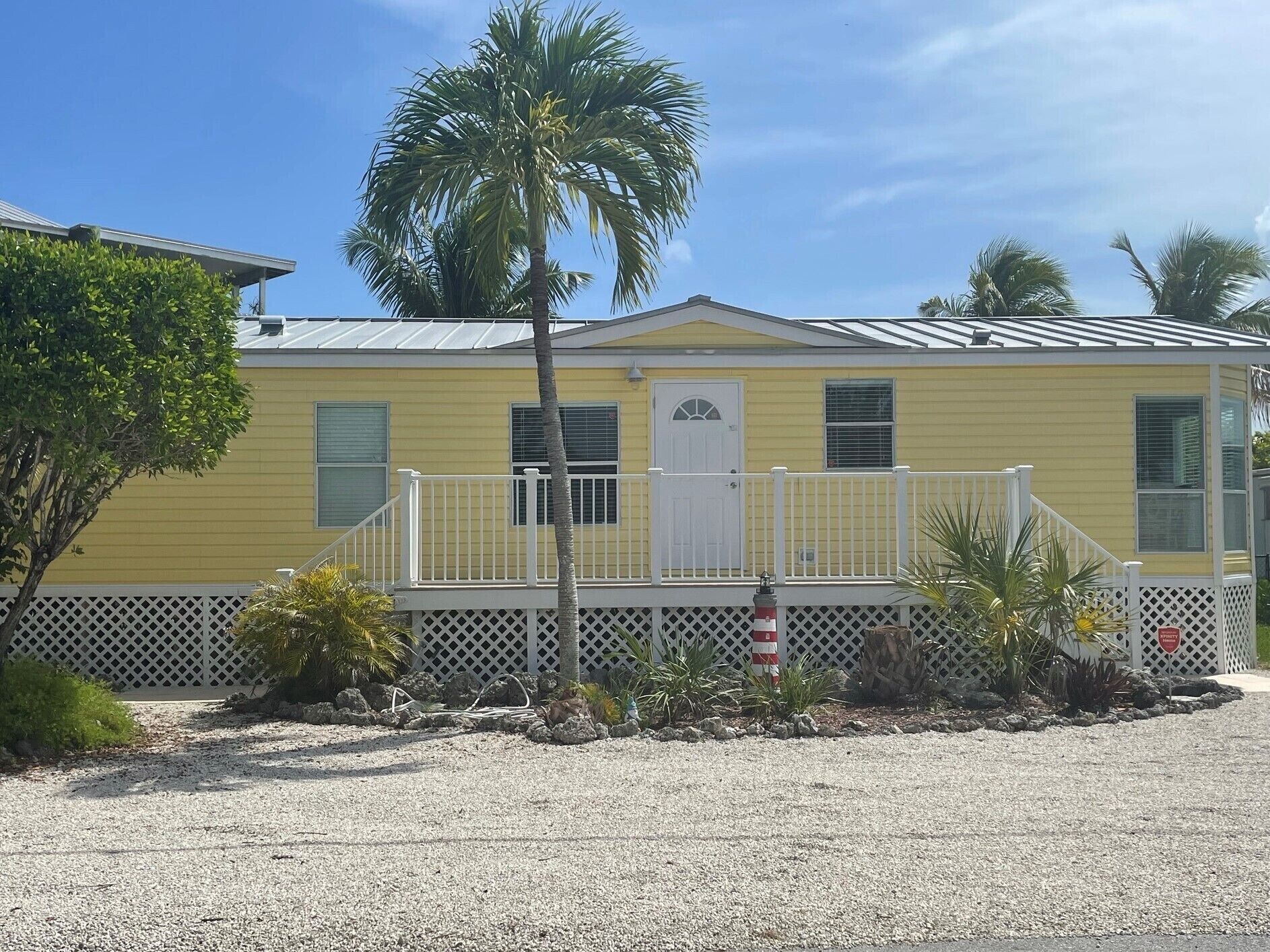 Bring your Flip-Flops to this spacious tranquil home on a canal with a bay view.