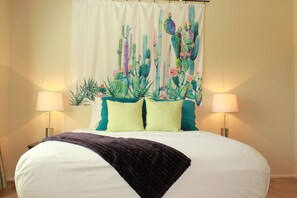 4 chambres, bureau, fer et planche à repasser, lit parapluie