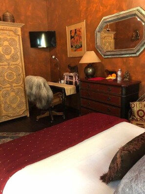 Tabla de planchar con plancha y ropa de cama 