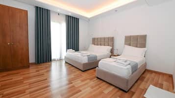 Quarto triplo luxo, sacada | Frigobar, cofres nos quartos, escrivaninha, cortinas blackout