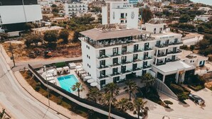 Un hôtel doté de nombreux balcons et d’une piscine.