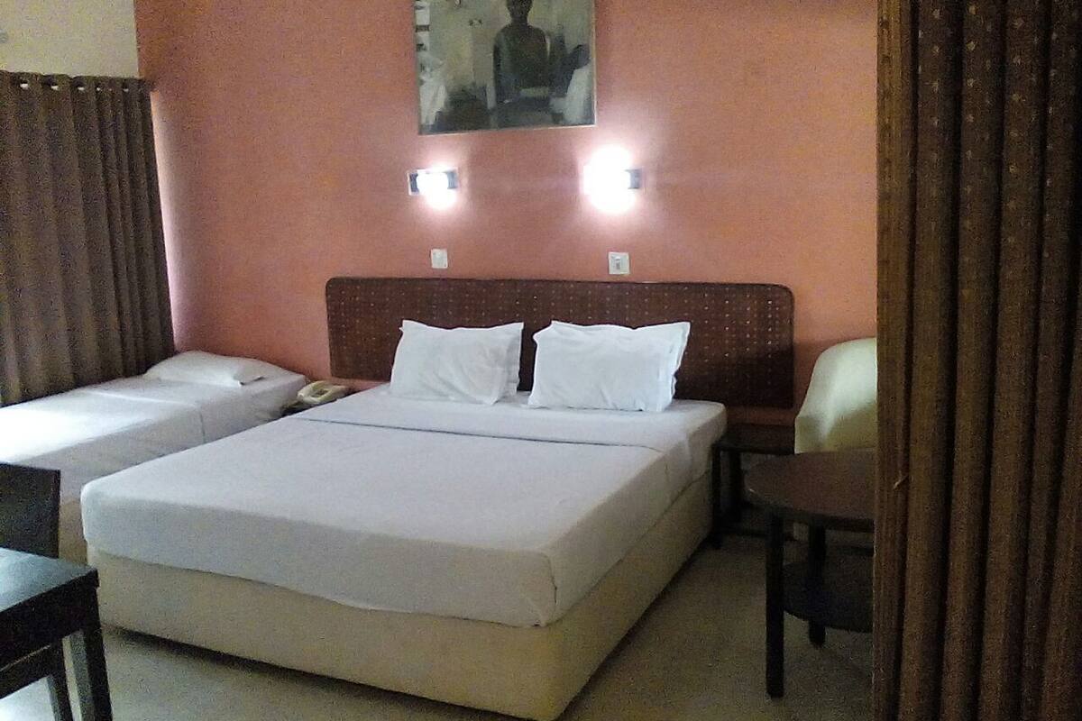 Nệm Tempur-Pedic, bàn, màn/rèm cản sáng, bộ trải giường