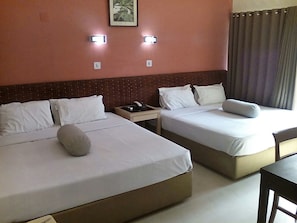 Phòng 4 dành cho gia đình | Nệm Tempur-Pedic, bàn, màn/rèm cản sáng, bộ trải giường