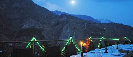 Breakfast, lunch, dinner served; Indian cuisine