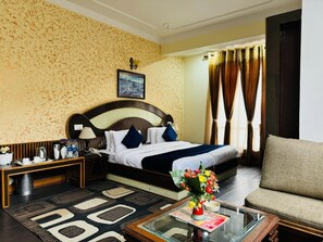 Dobbeltrom – premium | Safe på rommet, skrivebord og skrivebord for bærbar PC