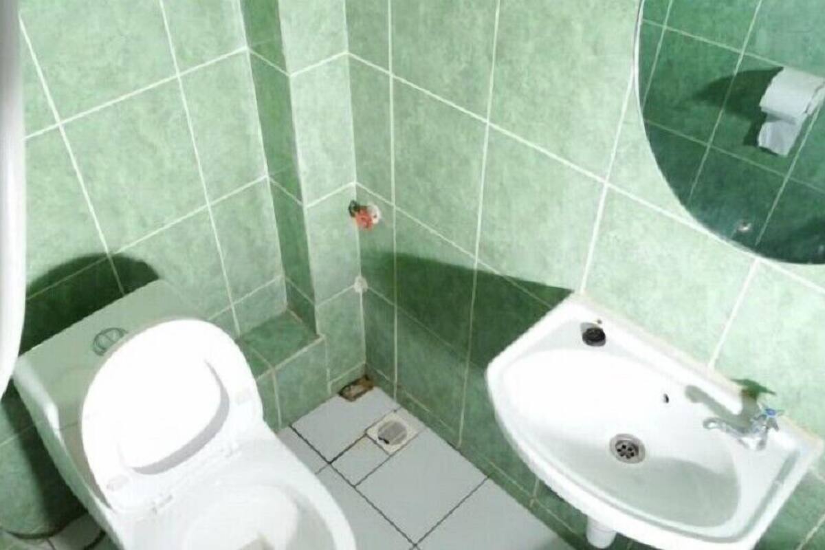 Een douche, een regendouche, gratis toiletartikelen, pantoffels