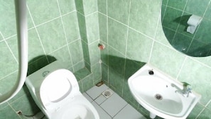 Douche, douche à « effet pluie », articles de toilette gratuits