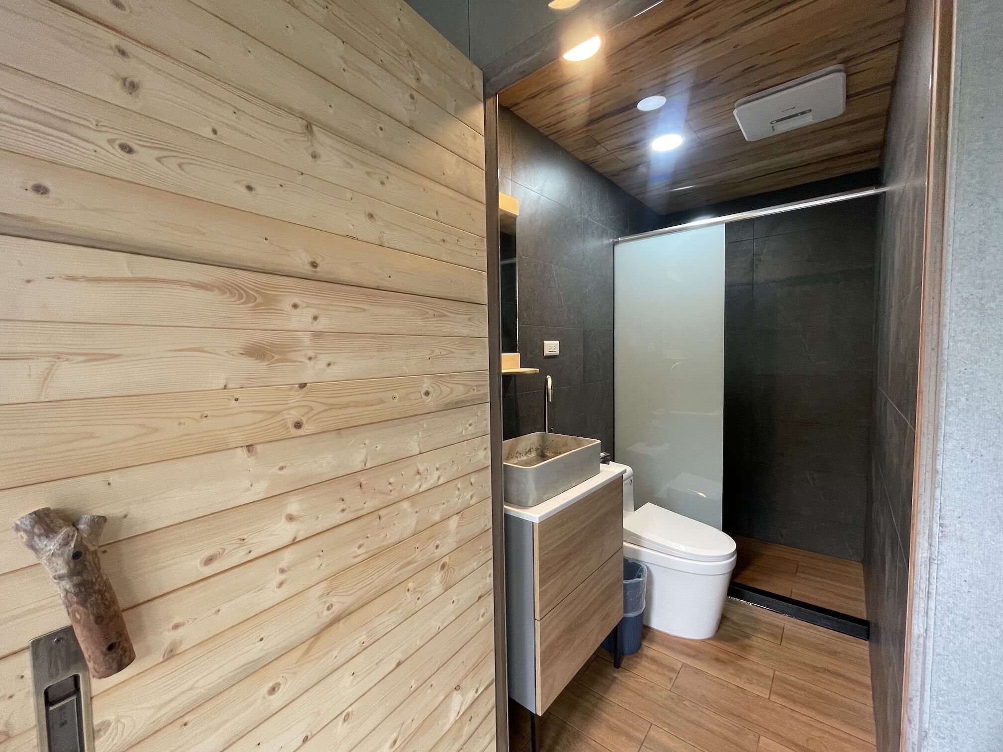 family house, 4 bedrooms, accessible | bathroom | combined shower/bathtub, spring water bathtub, hair dryer, slippers