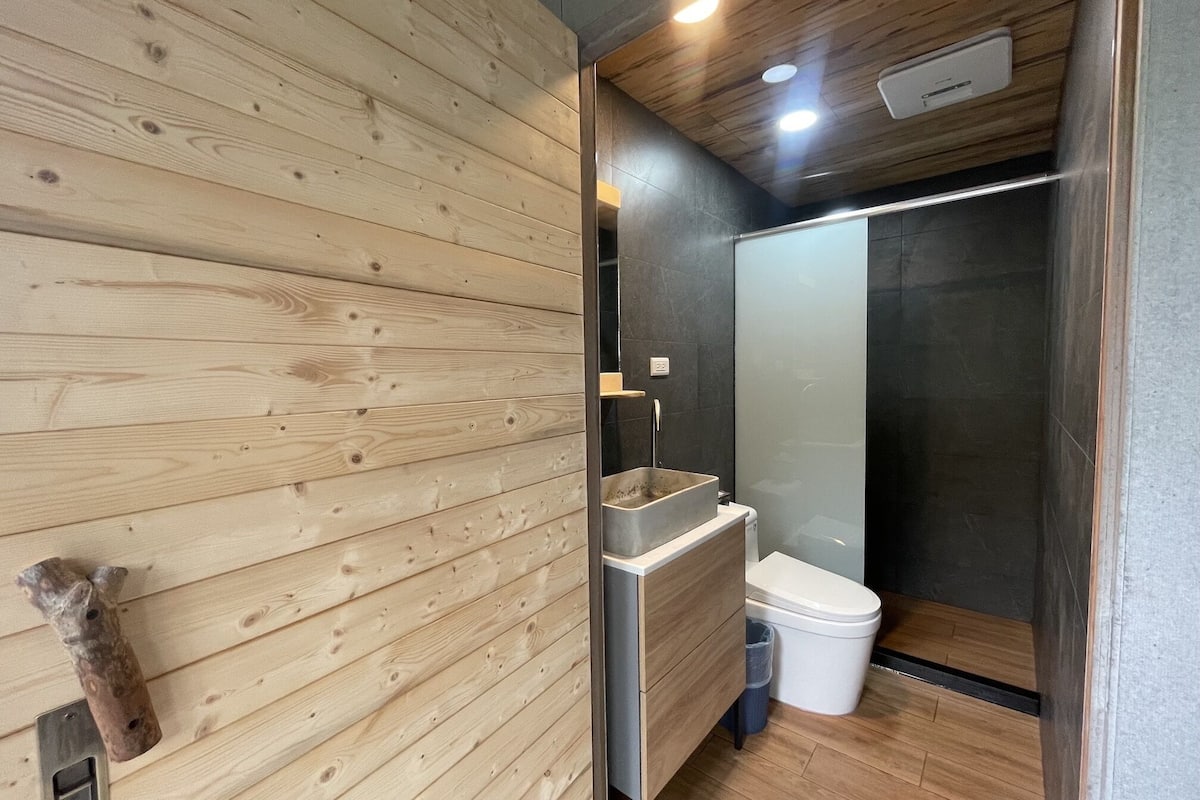 family house, 4 bedrooms, accessible | bathroom | combined shower/bathtub, spring water bathtub, hair dryer, slippers