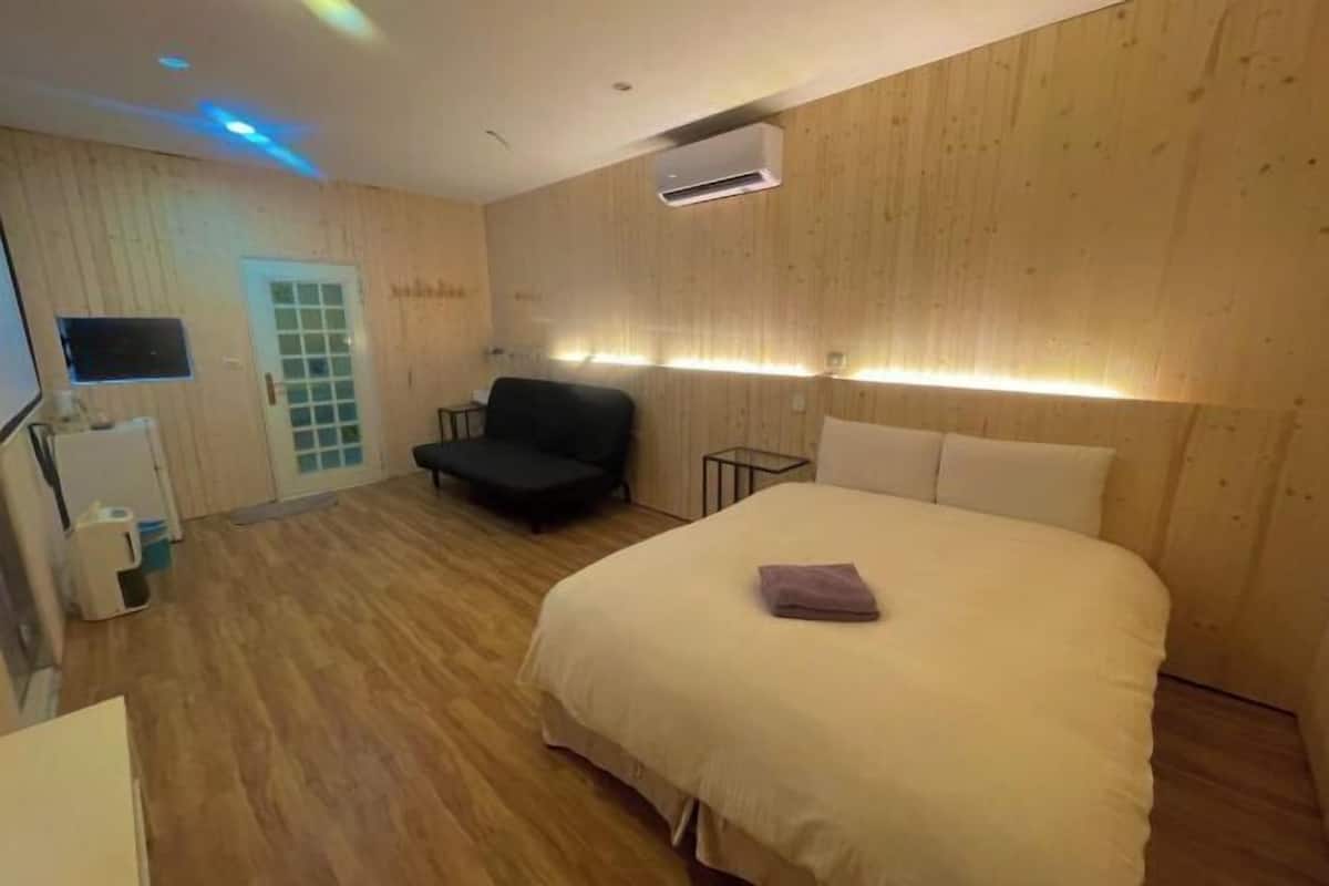 1 bedroom, blackout drapes, free WiFi, bed sheets