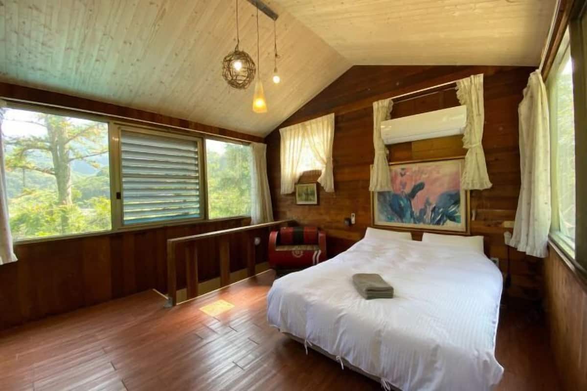 Blackout curtains, free WiFi, bed sheets