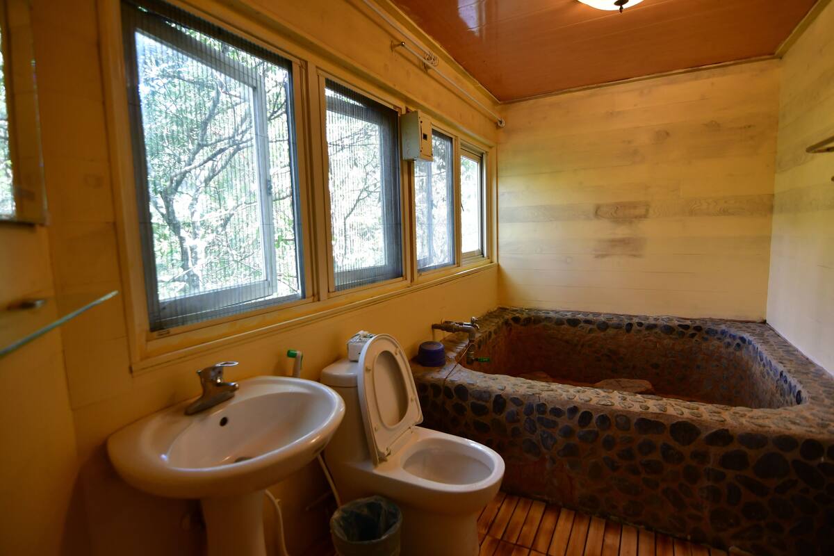 standard double room (b) | bathroom | combined shower/bathtub, spring water bathtub, hair dryer, slippers