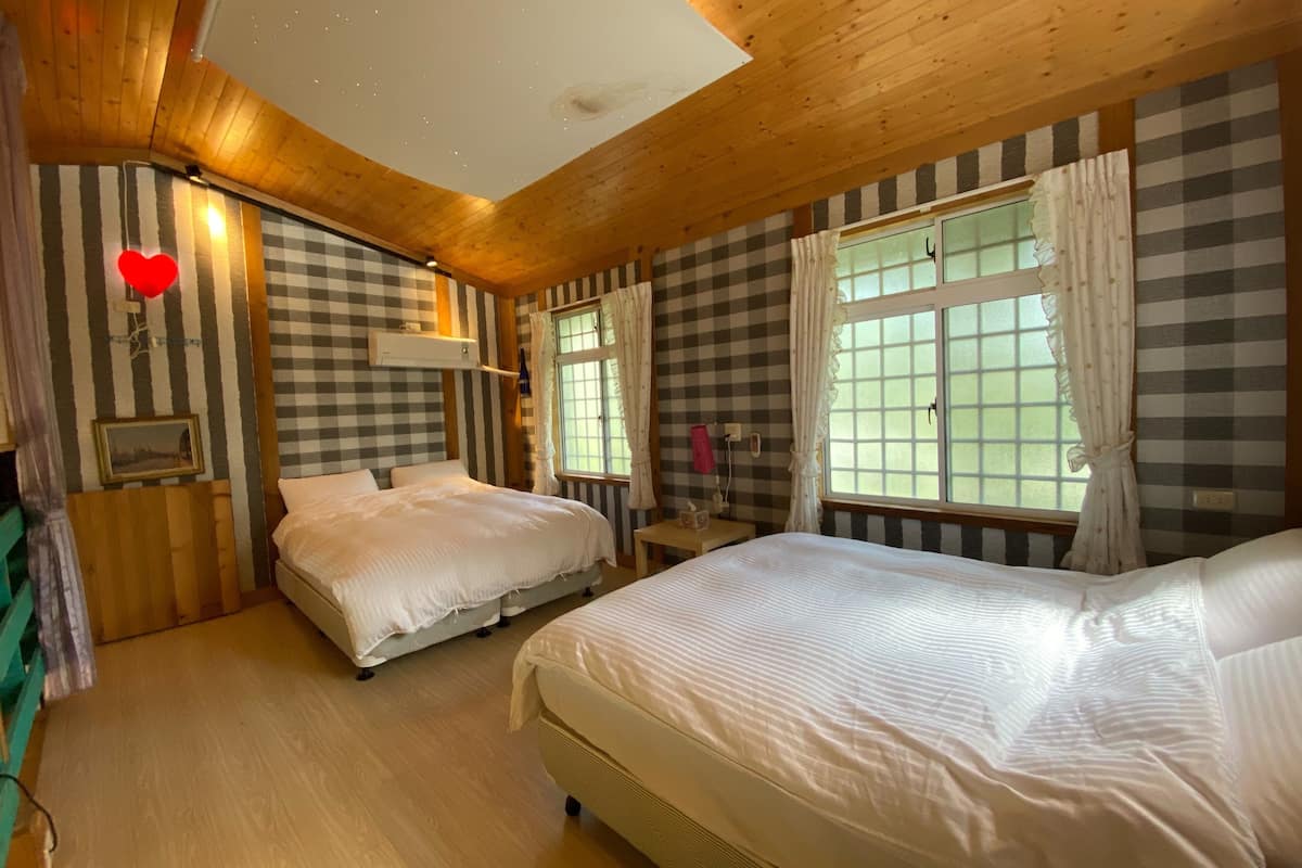 Family Chalet | Blackout drapes, free WiFi, bed sheets